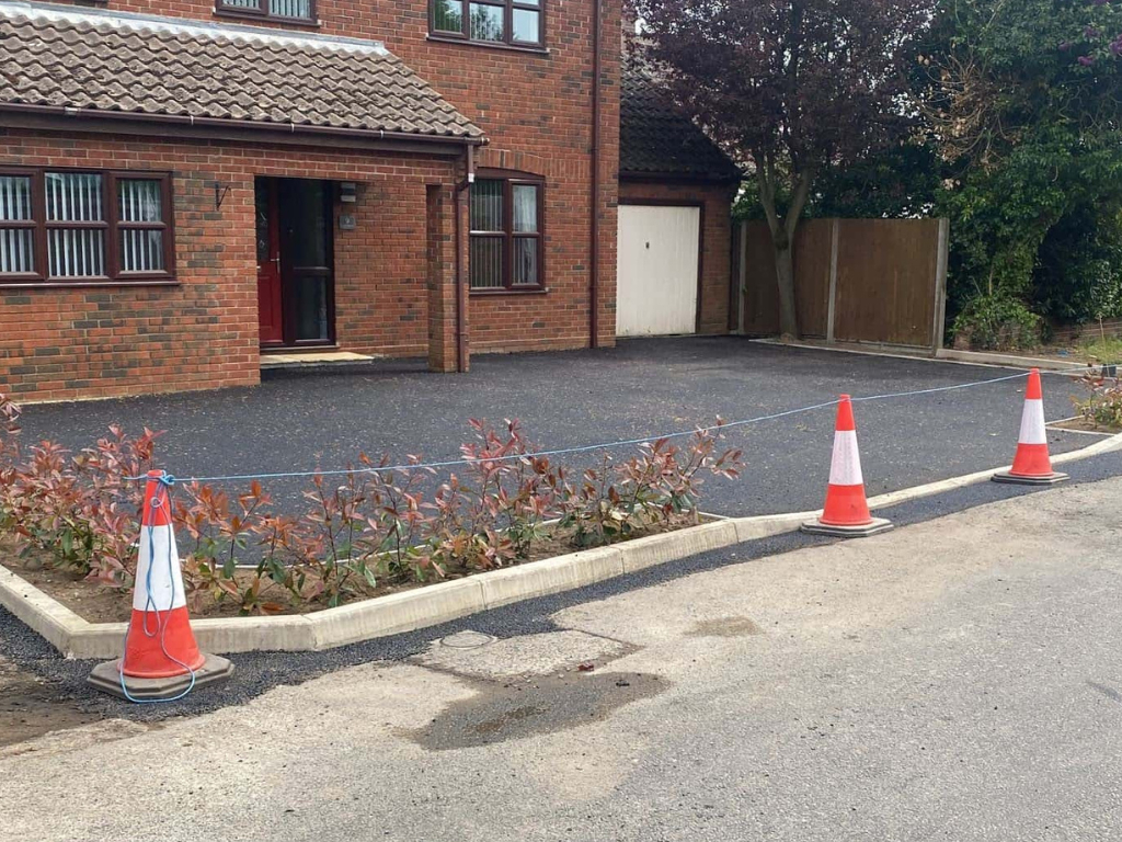 This is a newly installed tarmac driveway just installed by Halesworth Driveway Contractors